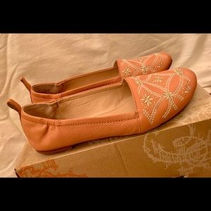 Latigo leather embroidered flats